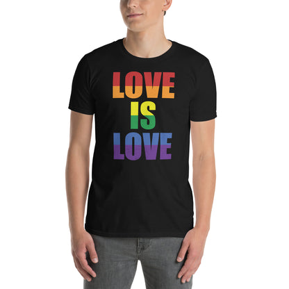 hombre con camiseta love is love orgullo gay negra