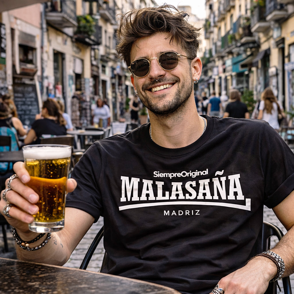hombre con camiseta malasana madrid negra