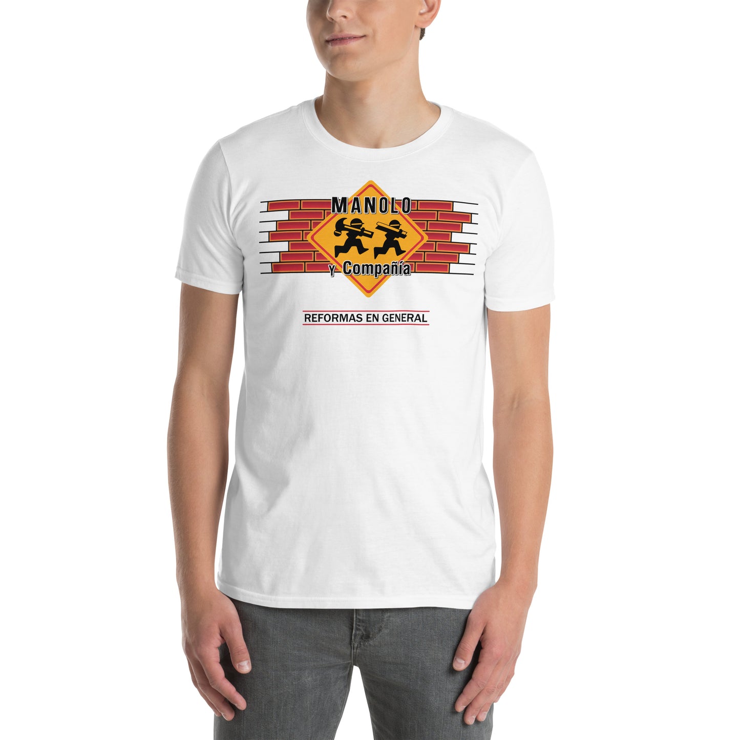 hombre con camiseta manolo y compania manos a la obra blanca
