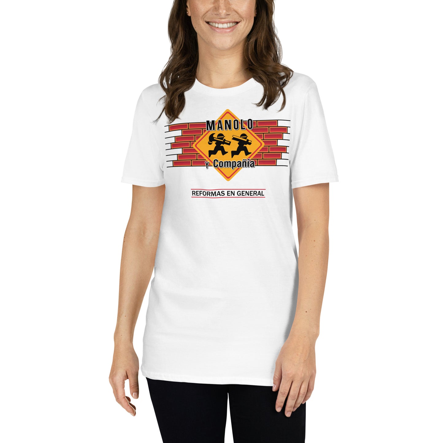 mujer con camiseta manolo y compania manos a la obra blanca