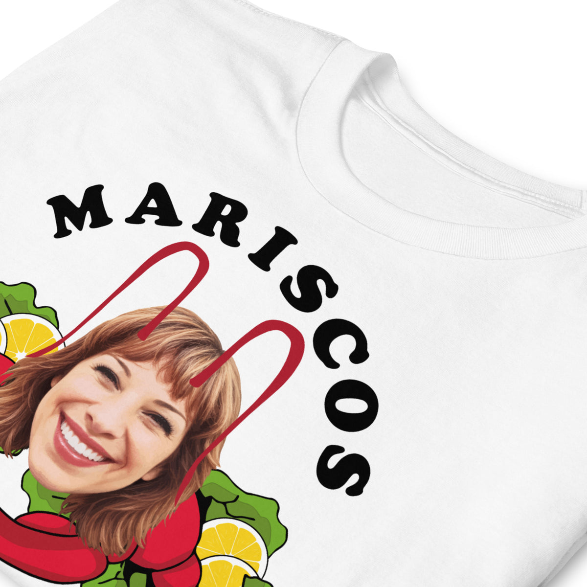 Detalle de camiseta blanca Mariscos Recio con Berta de La que se avecina