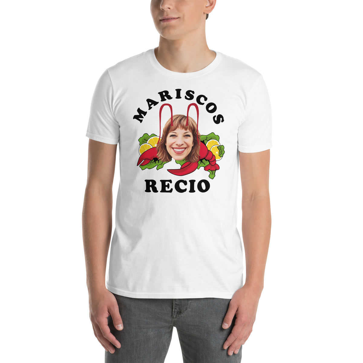 Hombre con camiseta blanca Mariscos Recio con Berta de La que se avecina