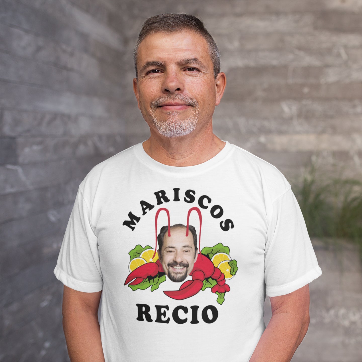 hombre con camiseta mariscos recio la que se avecina blanca