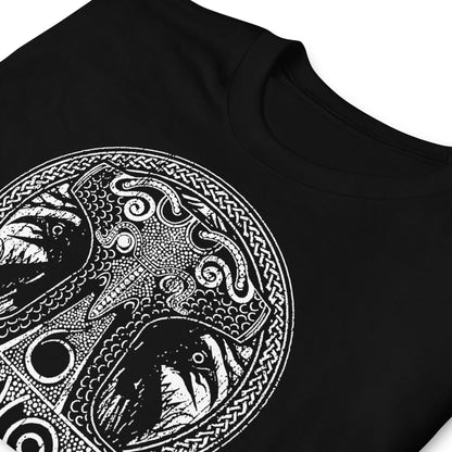 detalle de camiseta martillo thor cuervos vikingos negra