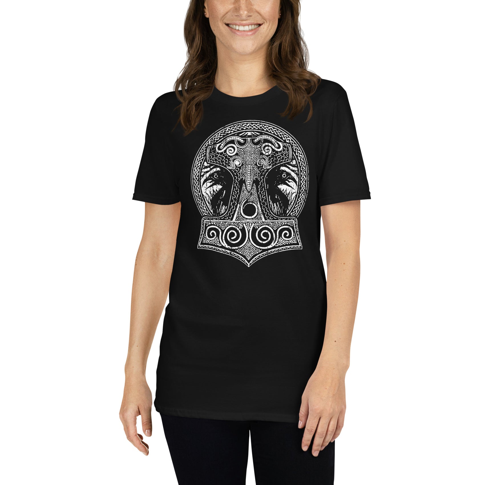 mujer con camiseta martillo thor cuervos vikingos negra
