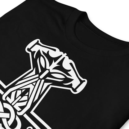 detalle de camiseta martillo vikingo thor mjolnir negra