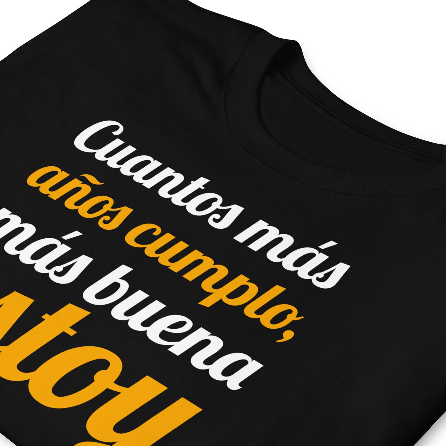 detalle de camiseta cuantos mas anos cumplo mas buena estoy negra