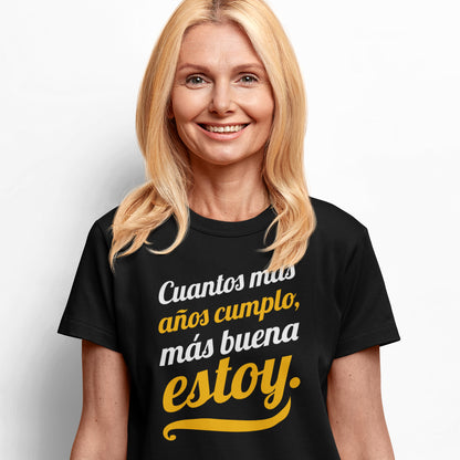mujer con camiseta cuantos mas anos cumplo mas buena estoy negra