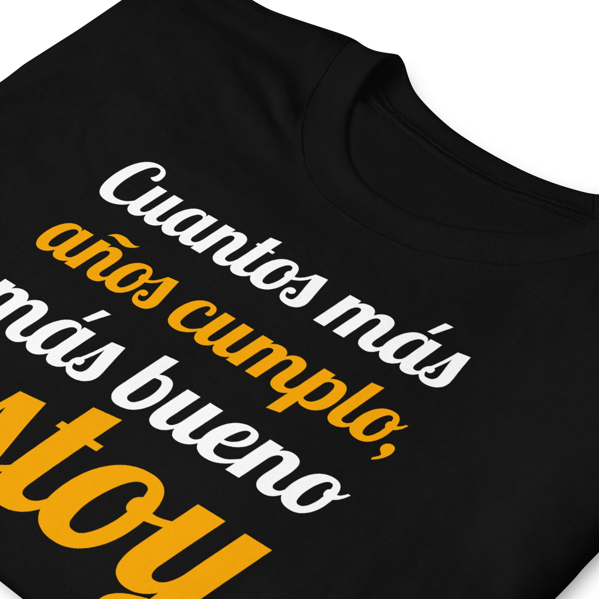 detalle de camiseta cuantos mas anos cumplo mas bueno estoy negra
