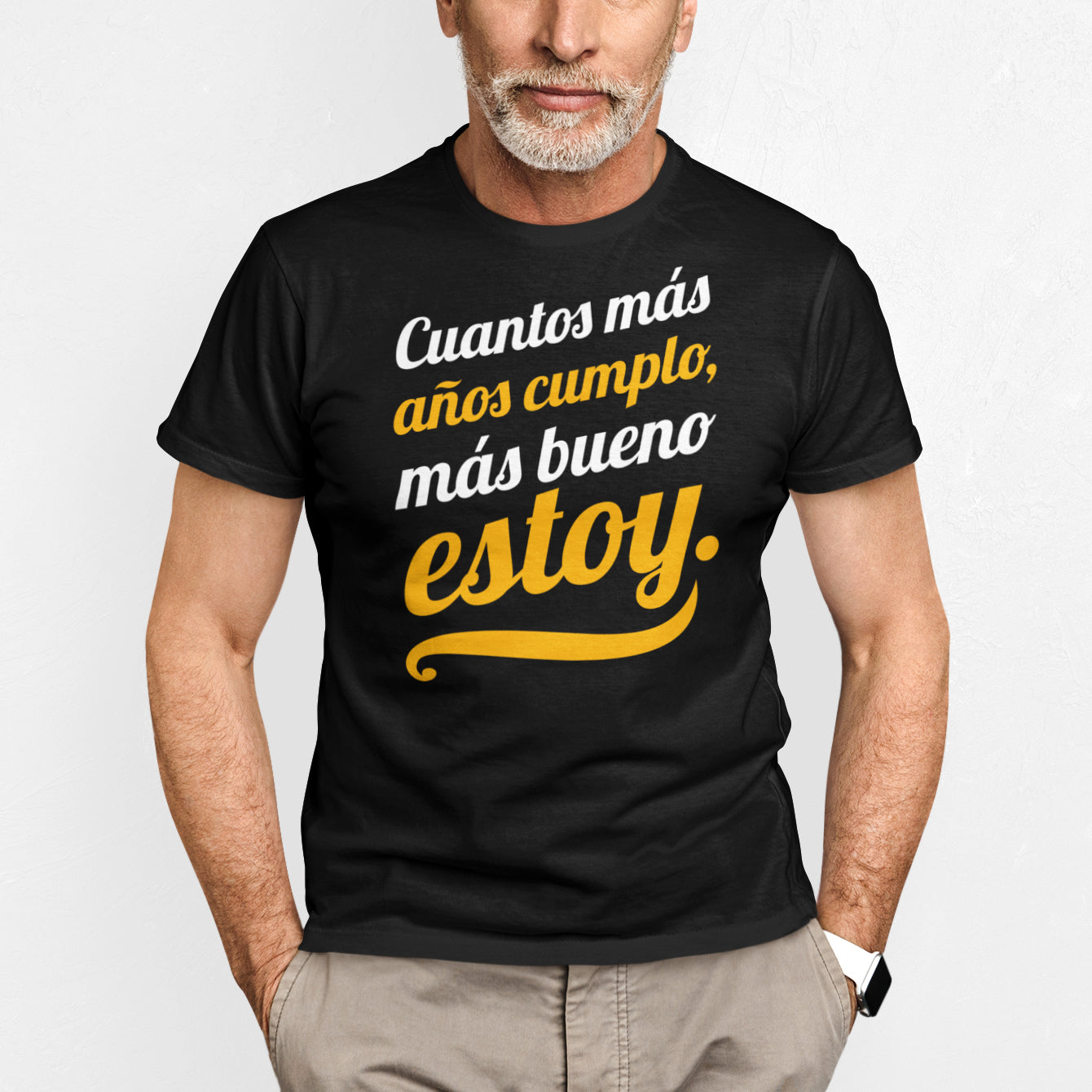 hombre con camiseta cuantos mas anos cumplo mas bueno estoy negra