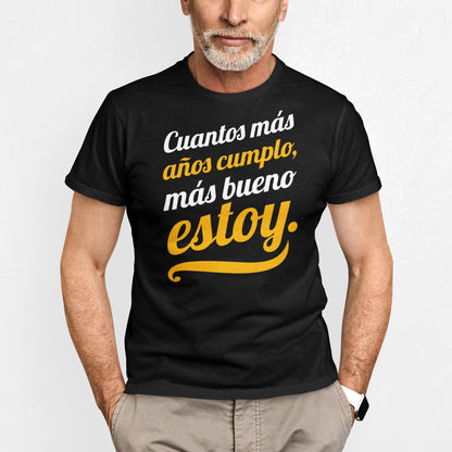 hombre con camiseta cuantos mas anos cumplo mas bueno estoy negra