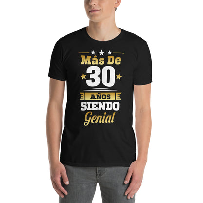 hombre con camiseta mas de 30 anos siendo genial regalo cumpleanos negra