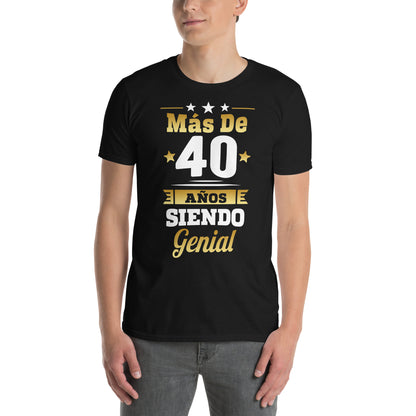 hombre con camiseta mas de 40 anos siendo genial regalo cumpleanos negra