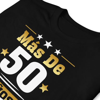 detalle de camiseta mas de 50 anos siendo genial regalo cumpleanos negra