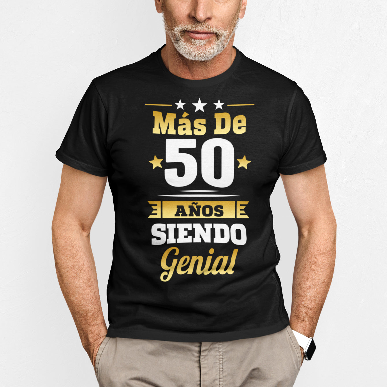 hombre con camiseta mas de 50 anos siendo genial regalo cumpleanos negra