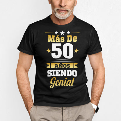 hombre con camiseta mas de 50 anos siendo genial regalo cumpleanos negra