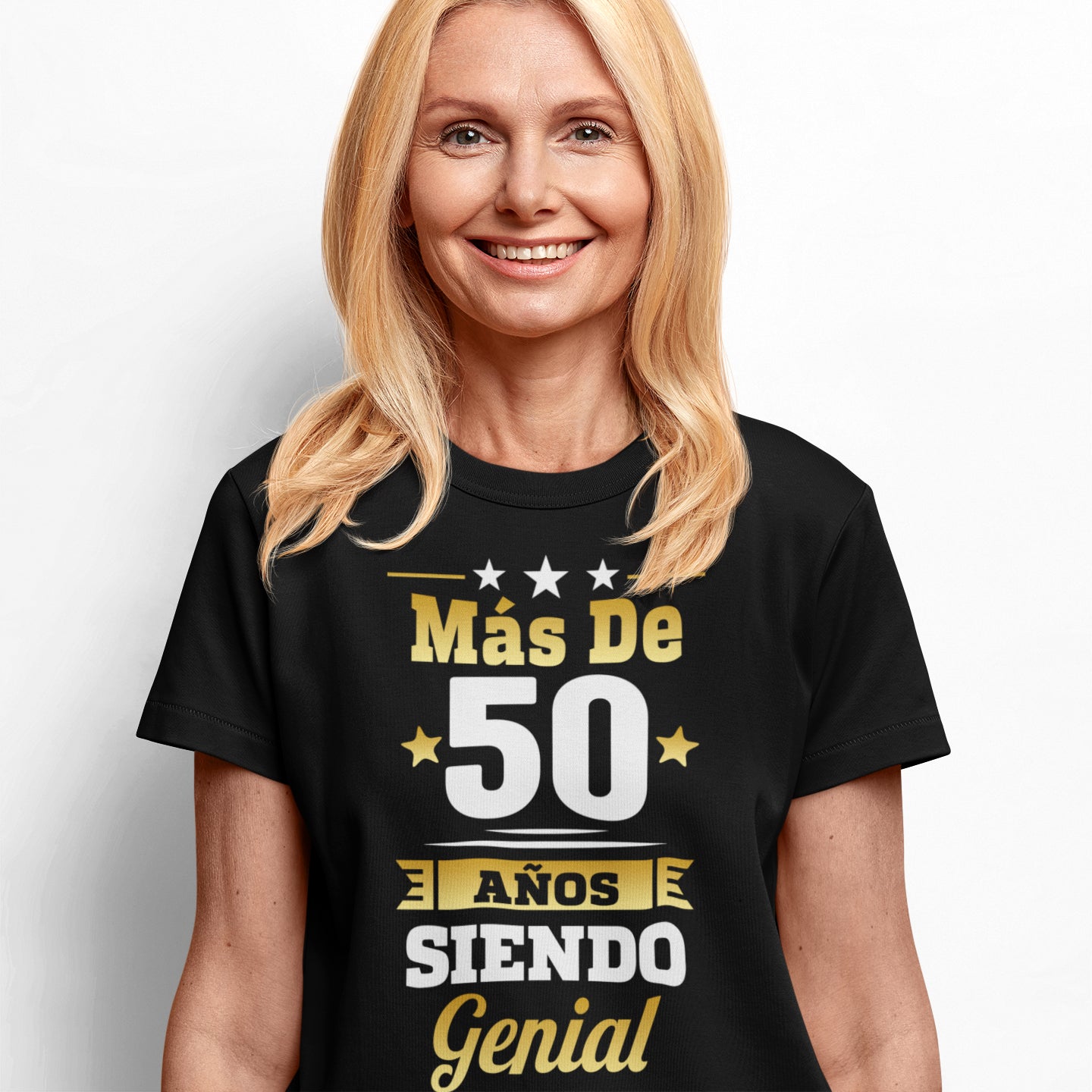 mujer con camiseta mas de 50 anos siendo genial regalo cumpleanos negra