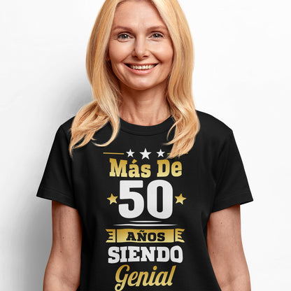 mujer con camiseta mas de 50 anos siendo genial regalo cumpleanos negra
