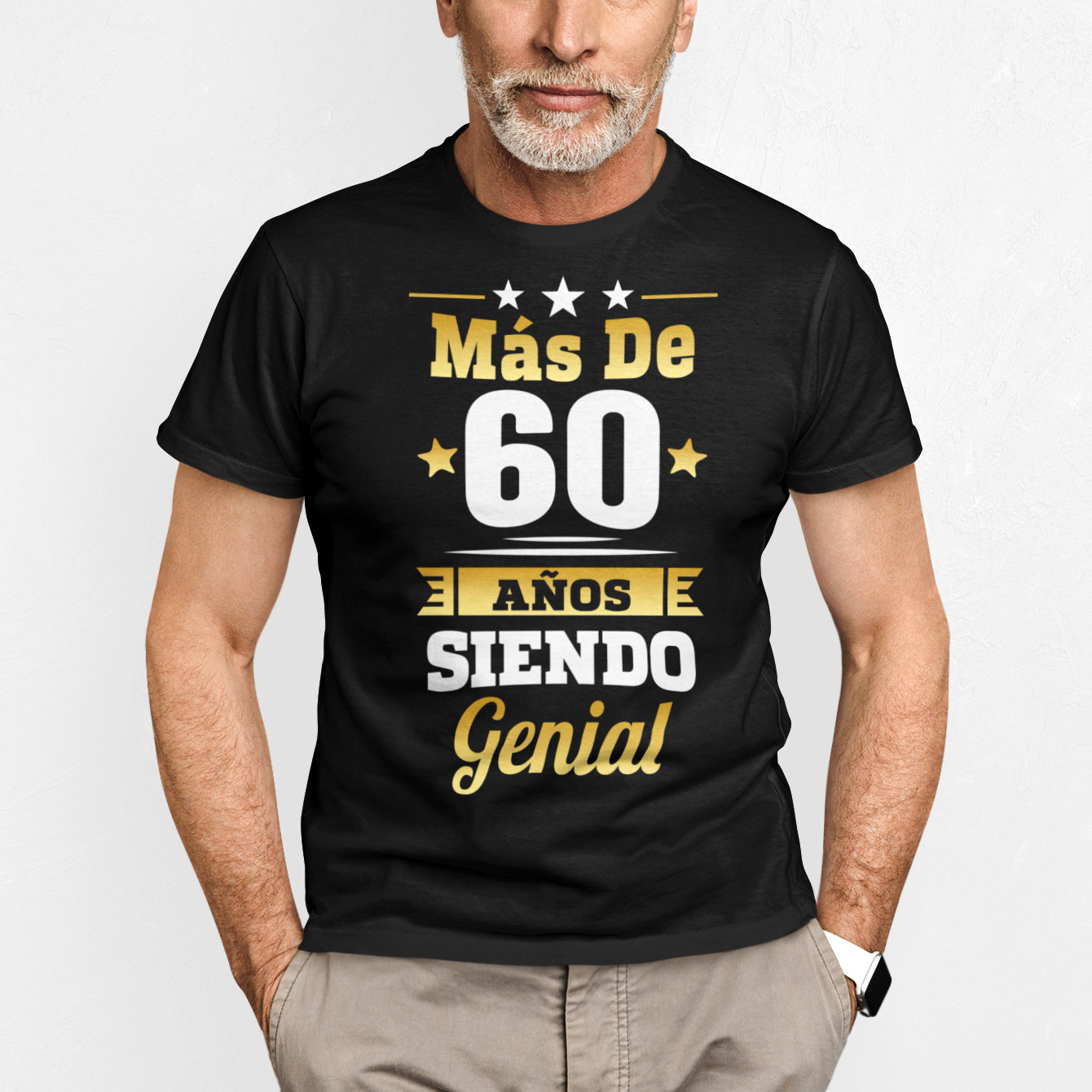 hombre con camiseta mas de 60 anos siendo genial regalo cumpleanos negra