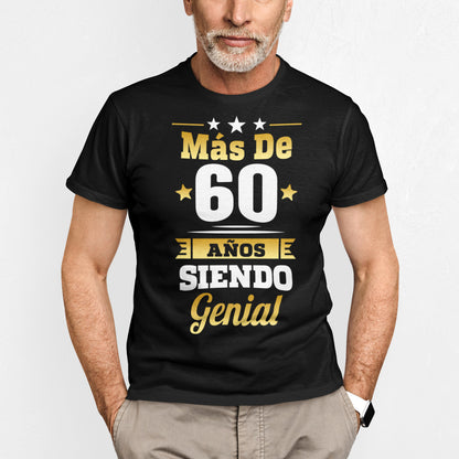 hombre con camiseta mas de 60 anos siendo genial regalo cumpleanos negra