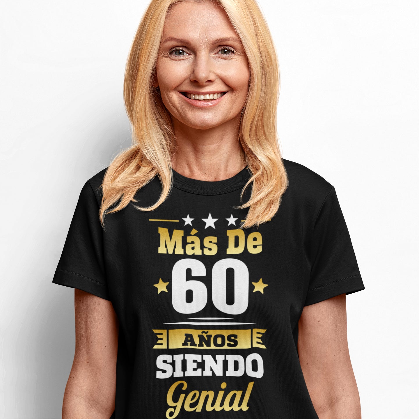 mujer con camiseta mas de 60 anos siendo genial regalo cumpleanos negra