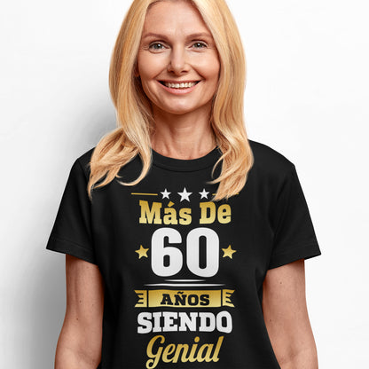 mujer con camiseta mas de 60 anos siendo genial regalo cumpleanos negra