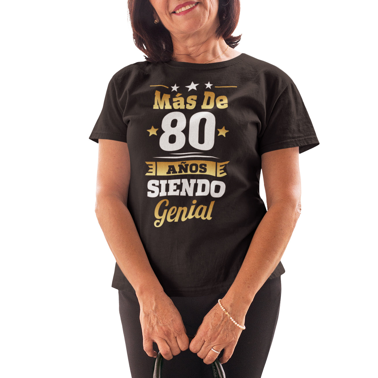 mujer con camiseta mas de 80 anos siendo genial regalo cumpleanos negra