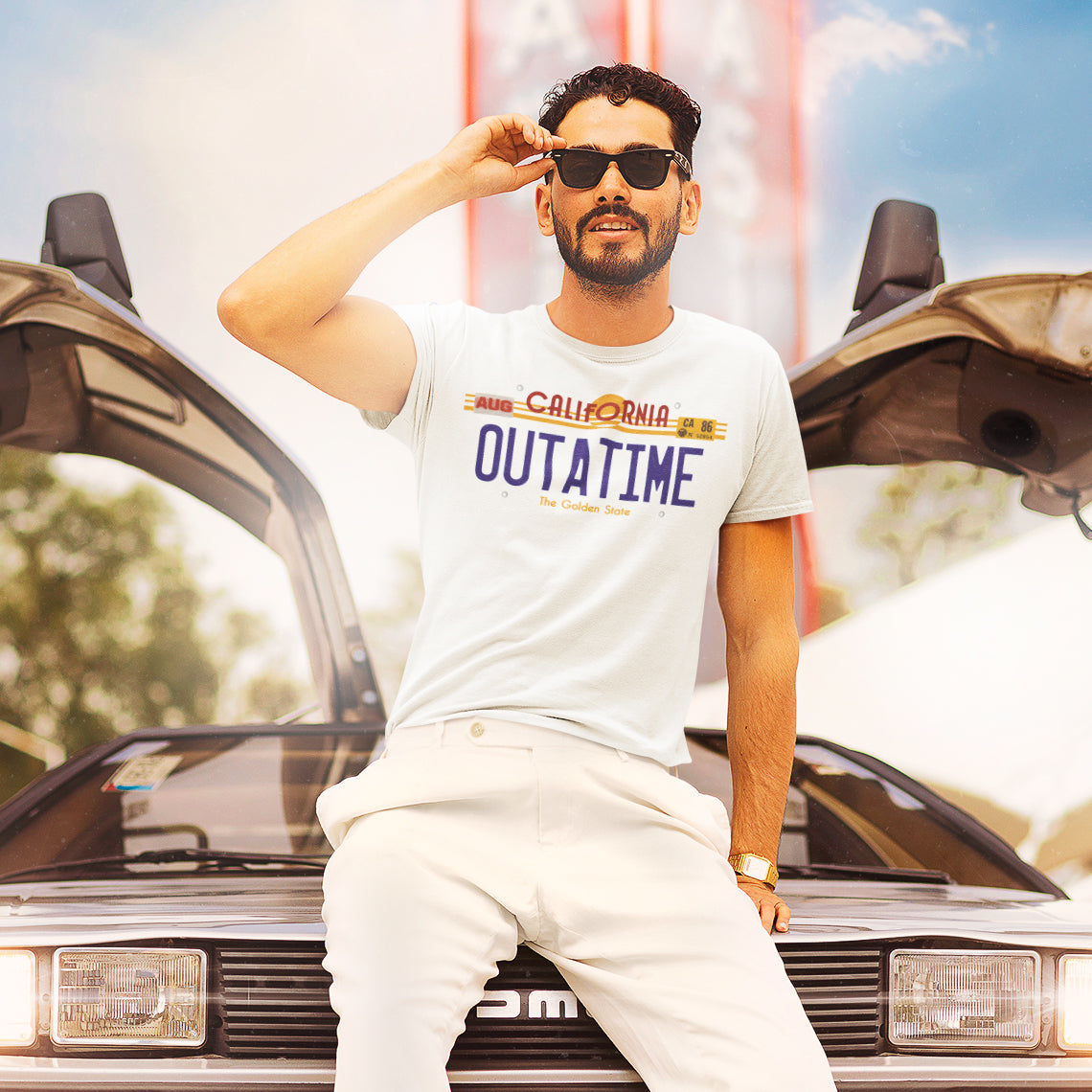 hombre con camiseta matricula outatime regreso al futuro blanca