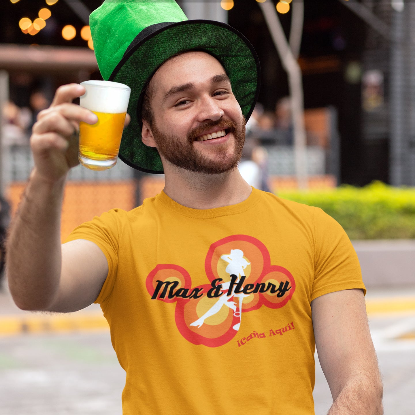 hombre con camiseta max and henry bar la que se avecina amarillo mostaza