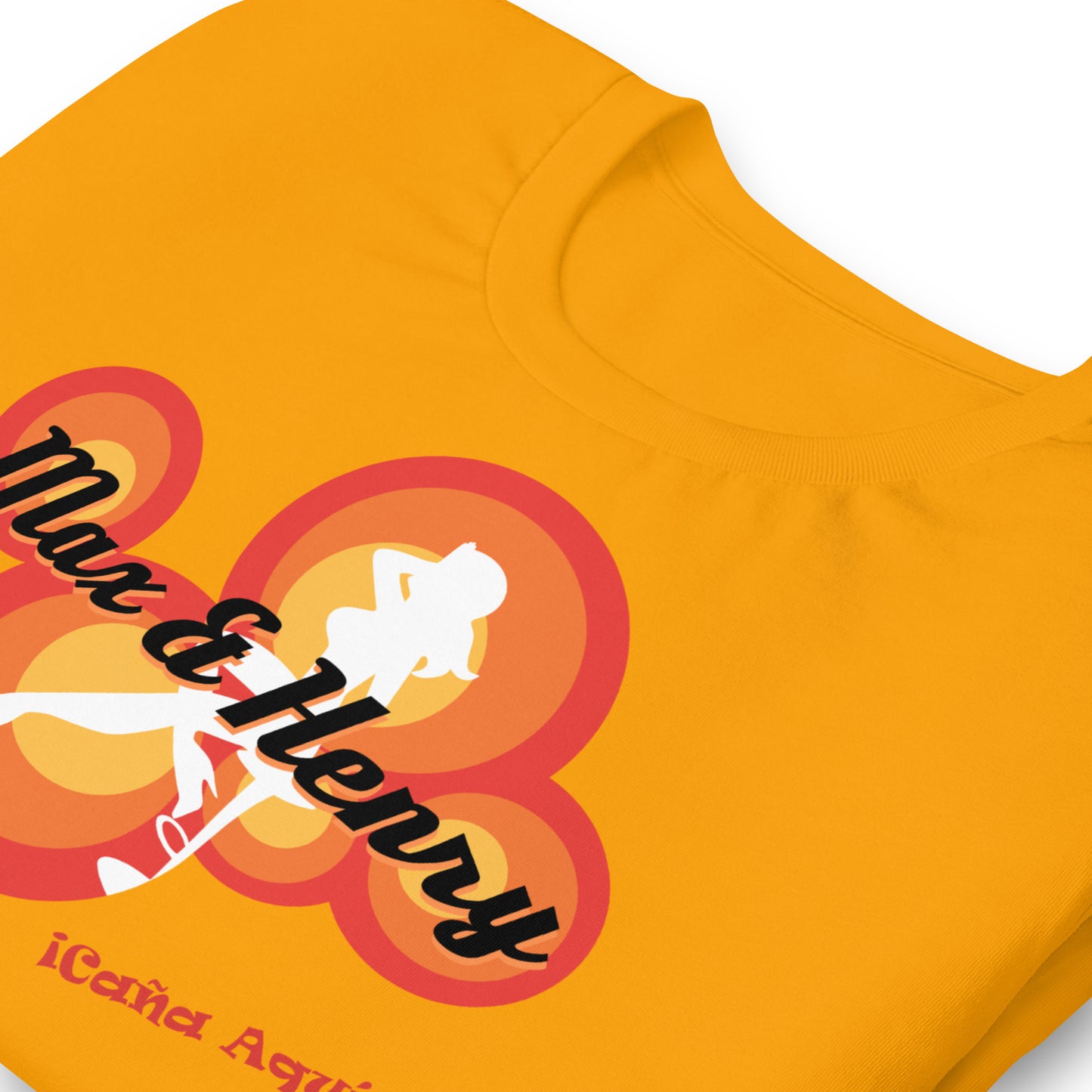 detalle de camiseta del bar max and henry de la que se avecina en color amarillo mostaza