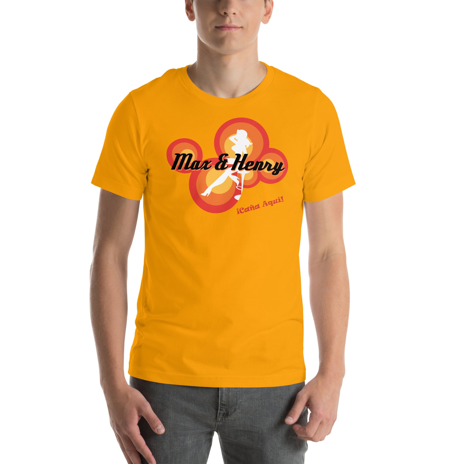 hombre con camiseta del bar max and henry de la que se avecina en color amarillo mostaza