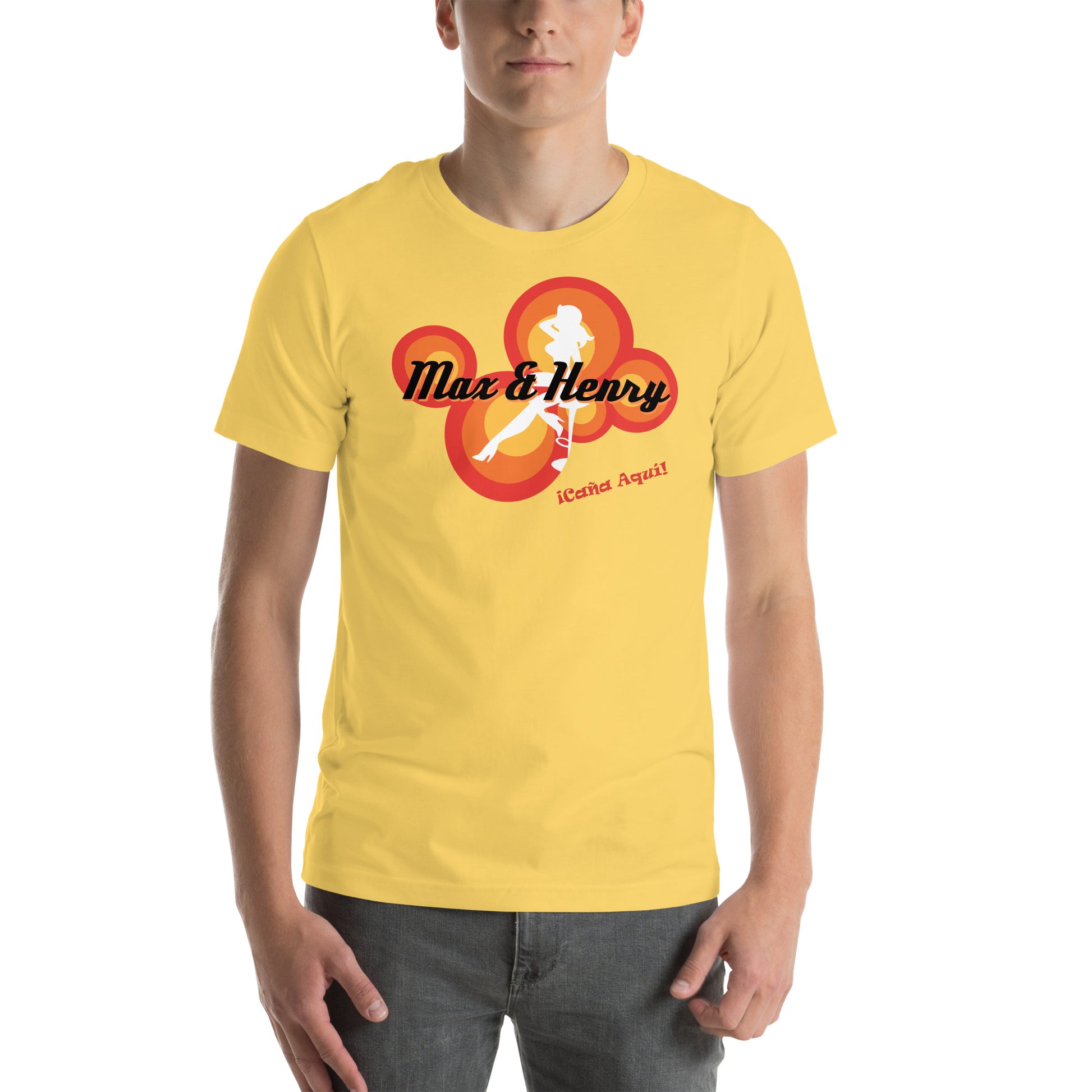 hombre con camiseta del bar max and henry de la que se avecina en color amarillo