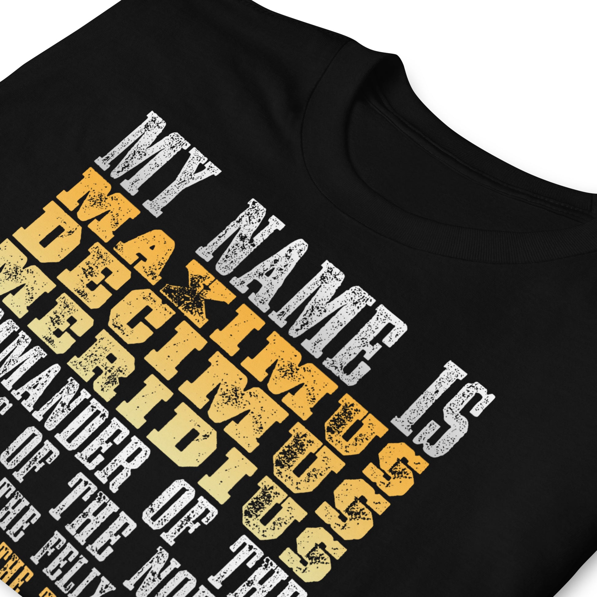 detalle de camiseta frase gladiator maximo negra