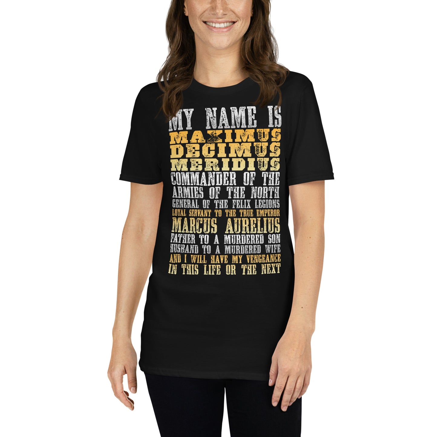 mujer con camiseta frase gladiator maximo negra