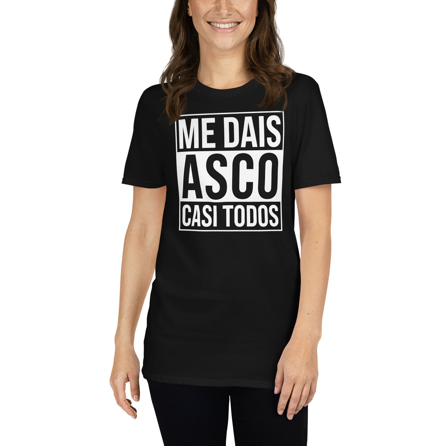 mujer con camiseta me dais asco casi todos en color negro