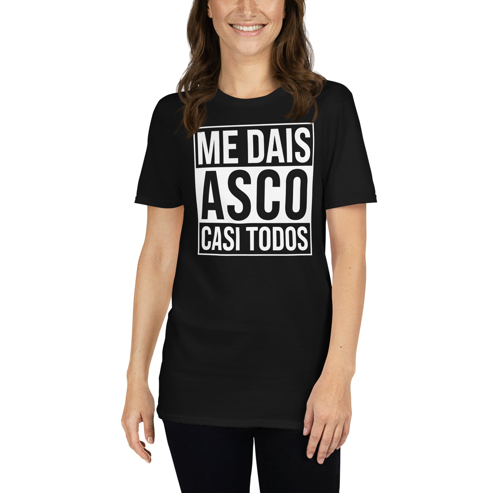 mujer con camiseta me dais asco casi todos en color negro
