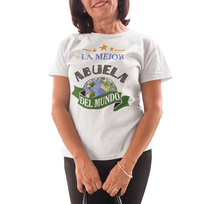 mujer con camiseta la mejor abuela del mundo blanca