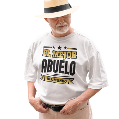 hombre con camiseta el mejor abuelo del mundo letras doradas blanca