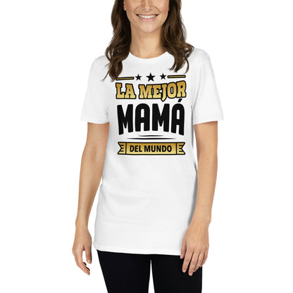 mujer con camiseta la mejor mama del mundo letras doradas blanca