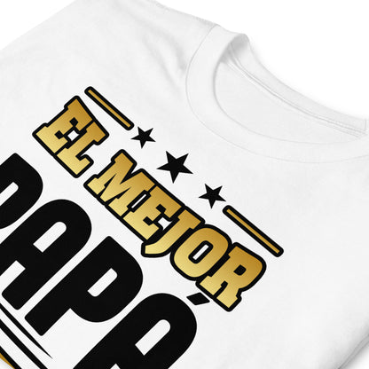 detalle de camiseta el mejor papa del mundo letras doradas blanca