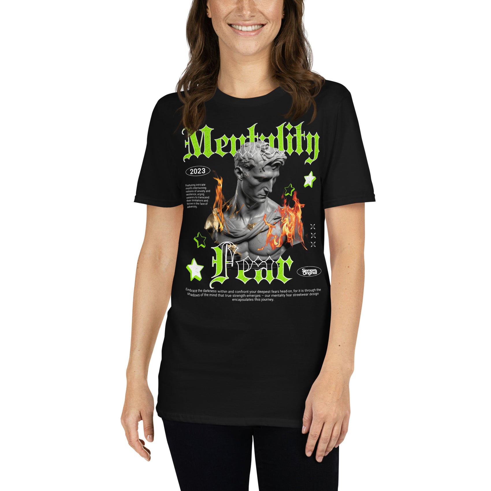 mujer con camiseta mentality over fear siempre original urban en color negro
