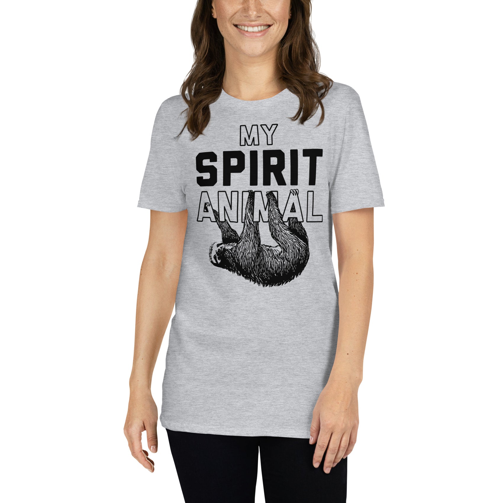 mujer con camiseta mi espiritu animal perezoso en color gris