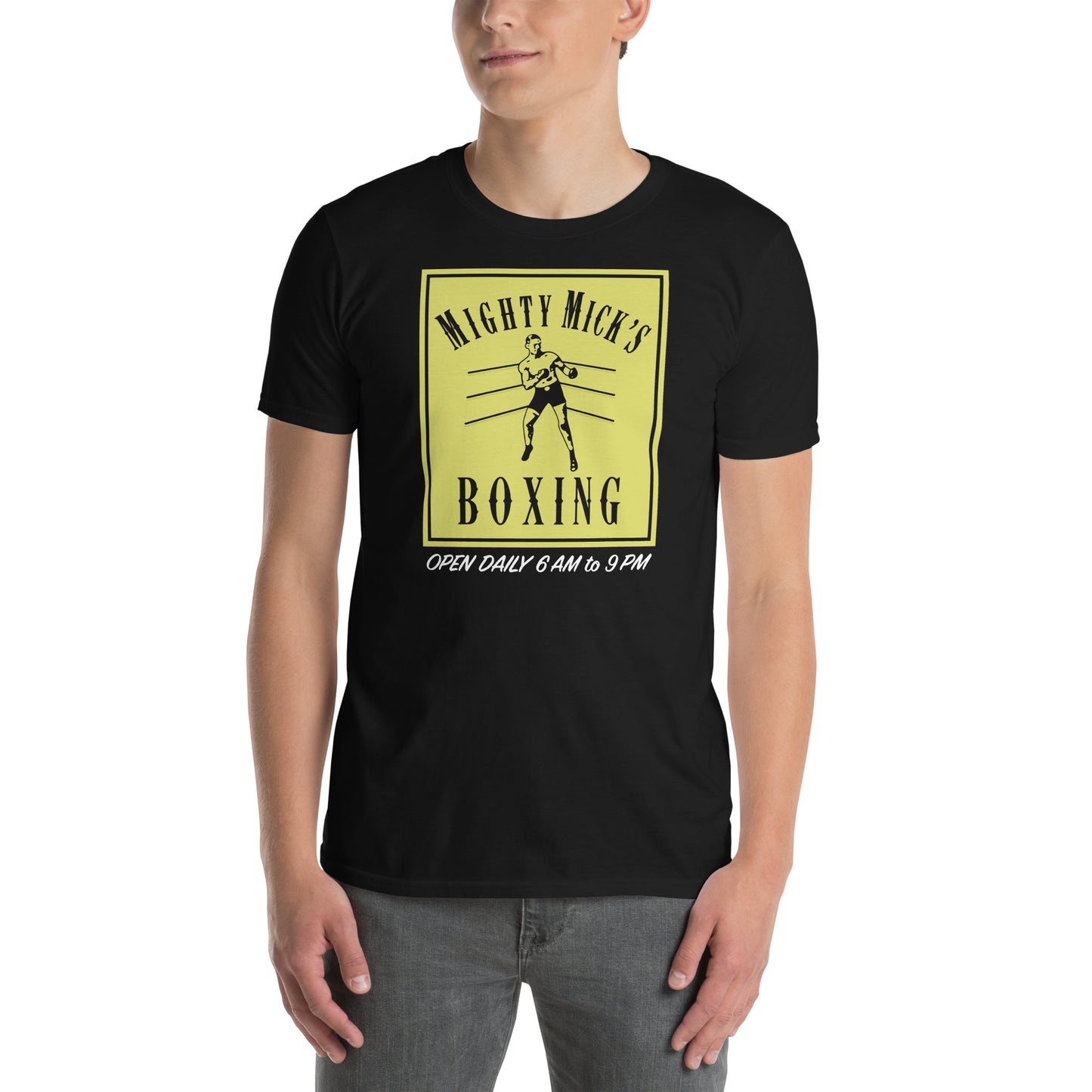 hombre con camiseta mighty micks boxing gym rocky negra