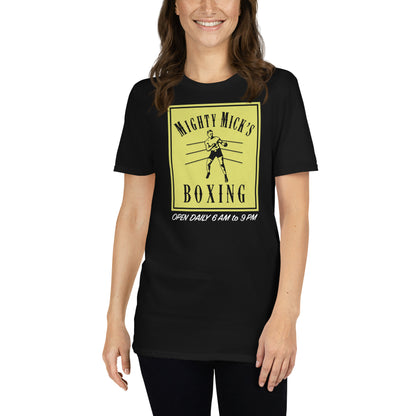 mujer con camiseta mighty micks boxing gym rocky negra