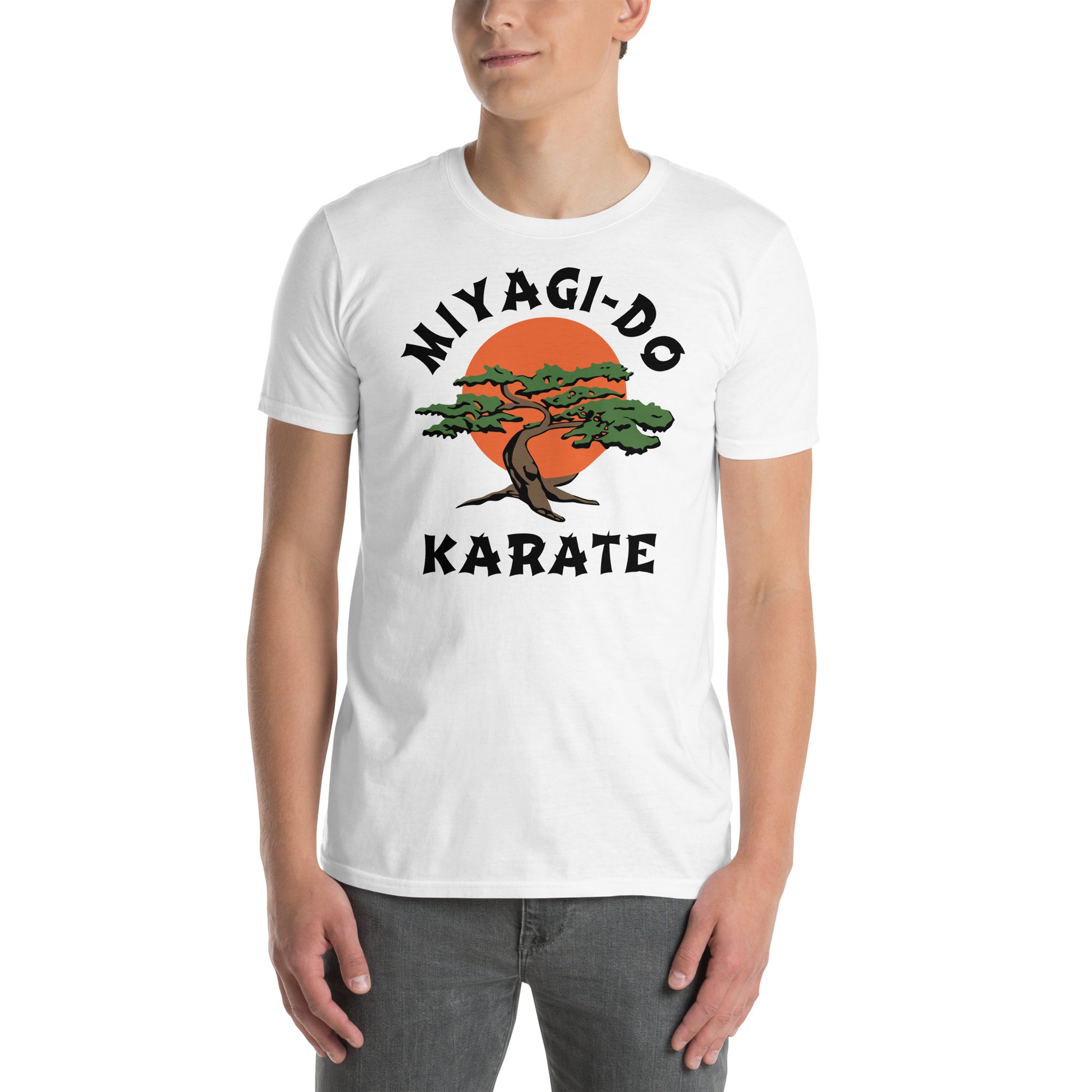 hombre con de camiseta miyagi do karate bonsai cobra kai en color blanco