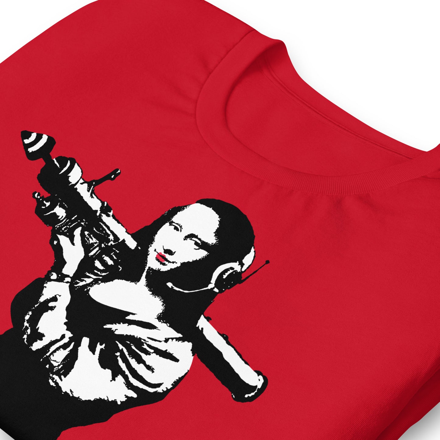 detalle de camiseta mona lisa bazooka banksy roja
