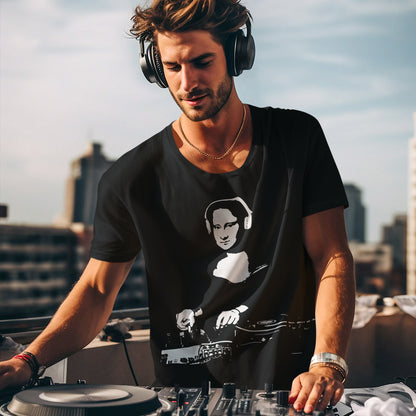 hombre con camiseta mona lisa dj negra