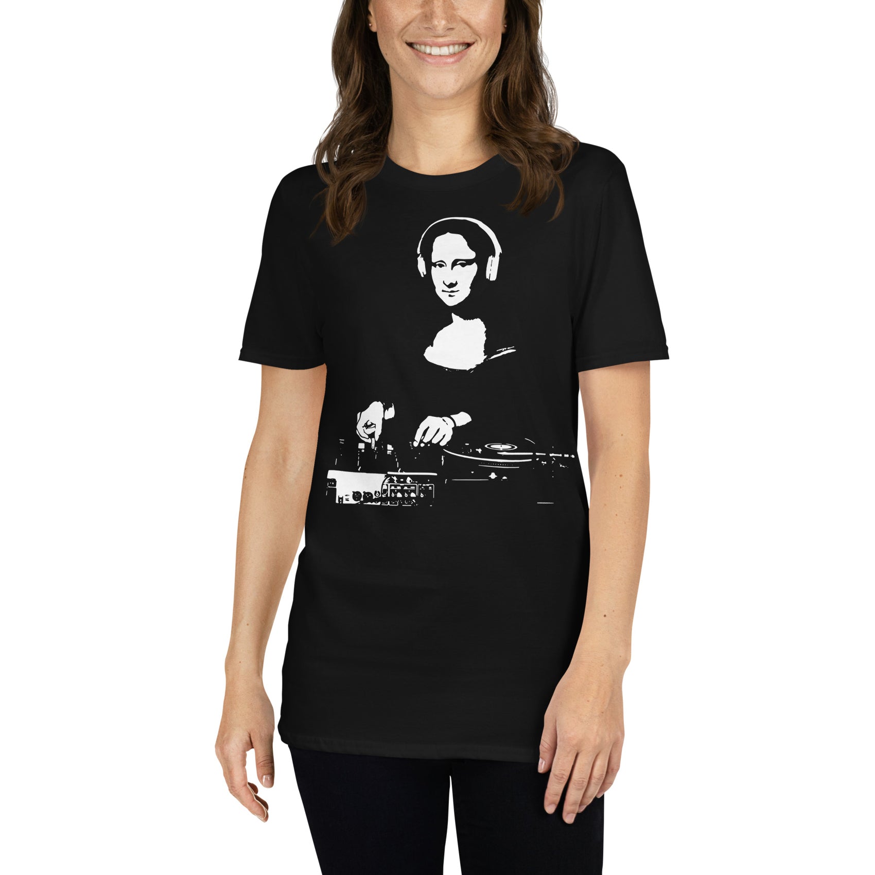 mujer con camiseta mona lisa dj la gioconda deejay en color negro