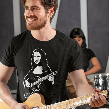 hombre con camiseta mona lisa con guitarra electrica negra