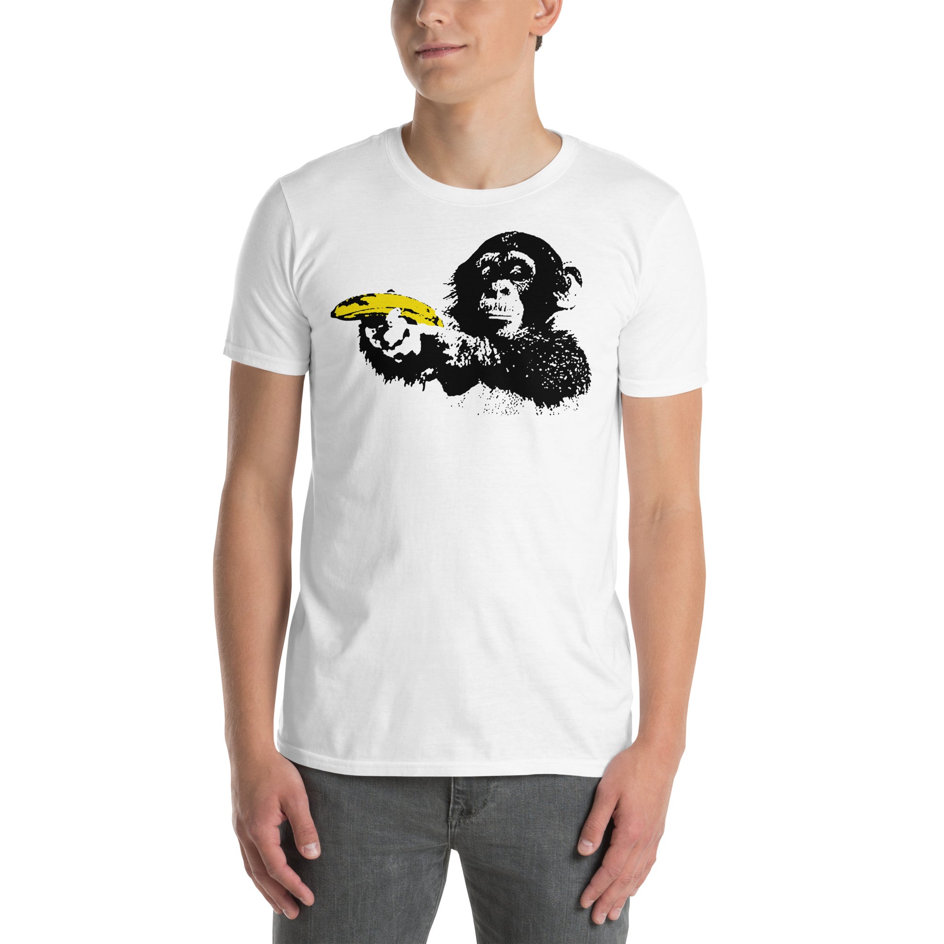 hombre con camiseta monkey with banana banksy blanca